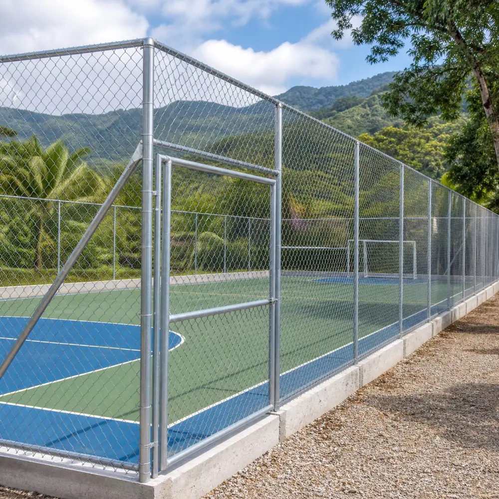 Cerramiento de malla ciclón instalado alrededor de una cancha deportiva en Costa Rica