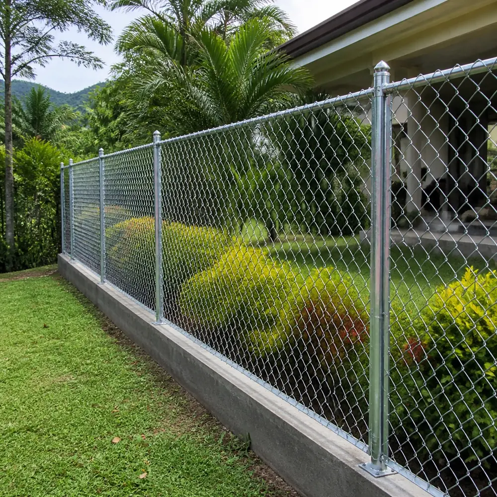 Malla ciclón instalada alrededor de una propiedad residencial en Costa Rica