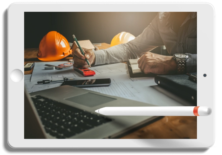 Profesional revisando planos de construcción en la pantalla de una tableta